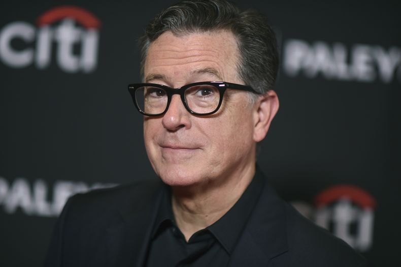 ARCHIVO - Stephen Colbert llega a una proyección de The Late Show with Stephen Colbert, durante PaleyFest, el 21 de abril de 2024, en el Dolby Theatre de Los Ángeles. (Foto Richard Shotwell/Invision/AP, archivo)