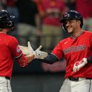 Patrick Bailey, derecha, de los Guardianes de Cleveland, es felicitado por Petey Halpin (0) después de batear un jonrón en la séptima entrada del juego de béisbol de Grandes Ligas ante los Mellizos de Minnesota, el lunes 20 de julio de 2026, en Cleveland. (AP Foto/Sue Ogrocki)