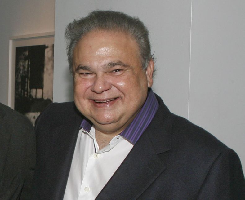 El oftalm&oacute;logo Salomon Melgen posa para la foto durante la firma del libro "Growing American Roots" del senador Robert Men&eacute;ndez, dem&oacute;crata de Nueva Jersey, en una universidad en Miami, el 31 de enero de 2010. Melgen cobr&oac