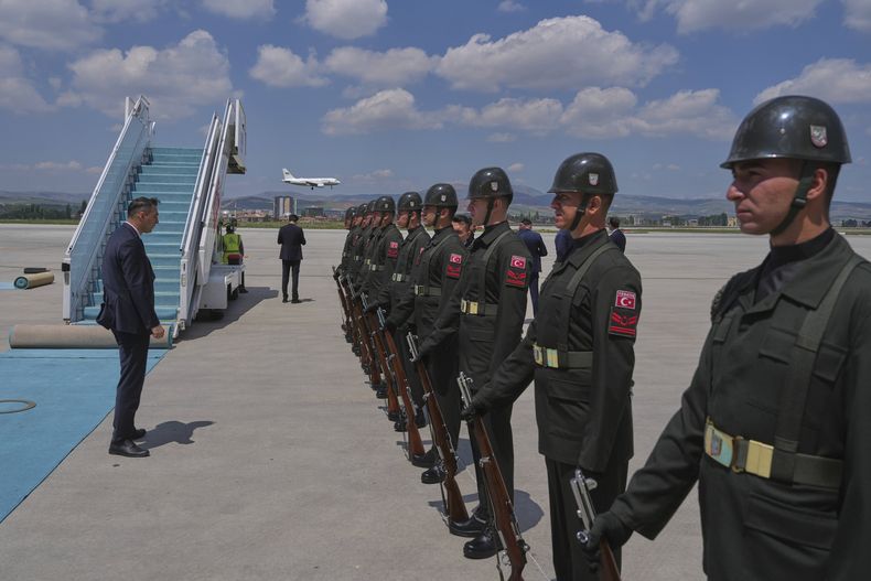 Un avión oficial ucraniano, al fondo, con el presidente de Ucrania, Volodymyr Zelenskyy, aterriza en el aeropuerto de Esenboga en Ankara, Turquía, el jueves 15 de mayo de 2025. (AP Foto/Evgeniy Maloletka)