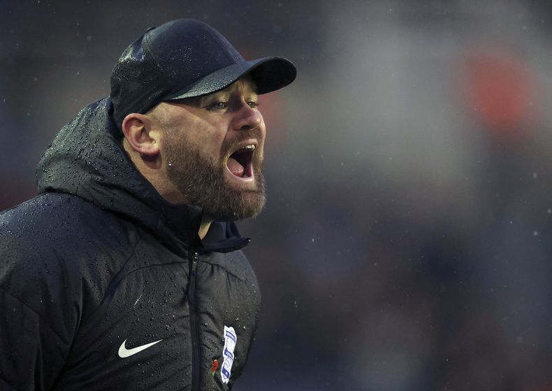 ARCHIVO - Foto del 4 de noviembre del 2023, el técnico del Birmingham Wayne Rooney da instrucciones en un encuentro. El martes 2 de enero del 2024, Birmingham despide a Roooney después de 15 partidos al frente del equipo. (Bradley Collyer/PA via AP, Archivo)