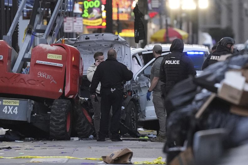 Personal de emergencias revisa un área en la que un vehículo arrolló a una multitud en el cruce de las calles Canal y Bourbon, el miércoles 1 de enero de 2025, en Nueva Orleans. (AP Foto/Gerald Herbert)