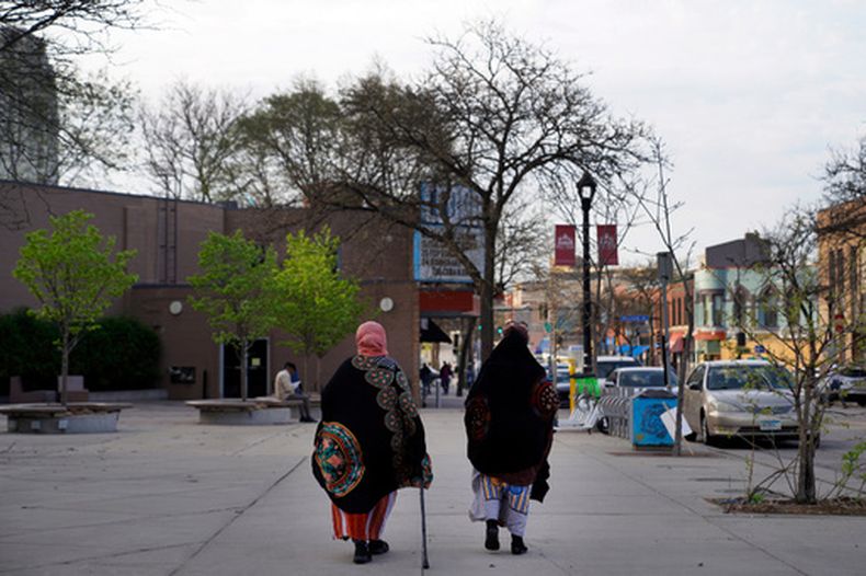 ARCHIVO - Mujeres caminan por una calle del barrio de Cedar-Riverside, de mayoría somalí, en Minneapolis, el 12 de mayo de 2022. (AP Foto/Jessie Wardarski/Archivo)