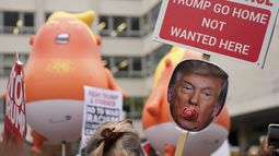Personas muestran pancartas en una protesta del grupo Stop Trump Coalition contra la visita del presidente estadounidense Donald Trump en Londres, el 17 de septiembre de 2025. (AP Foto/Joanna Chan)