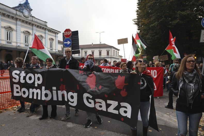 Miles de personas participan en una manifestación pro-Palestina antes del encuentro entre Italia e Israel en la Liga de Naciones en Udine Italia el lunes 14 de octubre del 2024. (Riccardo Modena/LaPresse via AP)