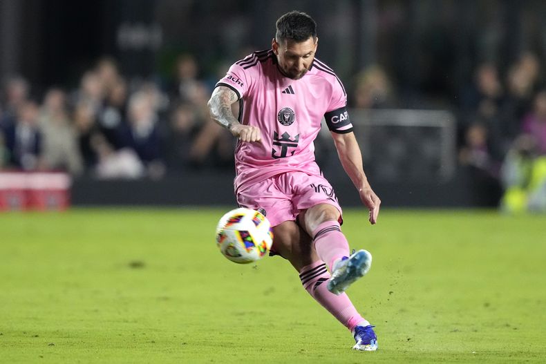 El astro del Inter Miami Lionel Messi ejecuta un tiro libre durante el partido contra Real Salt Lake en Fort Lauderdale por la MLS, miércoles 21 de febrero, 2024. (AP Foto/Lynne Sladky)