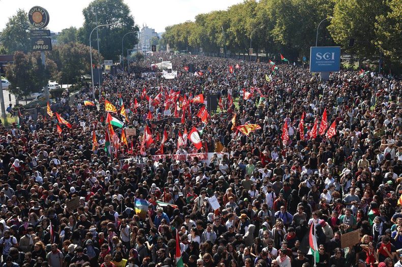 Manifestantes se reúnen para una protesta propalestina en Bolonia, Italia, el viernes 3 de octubre de 2025. (Guido Calamosca/LaPresse vía AP)