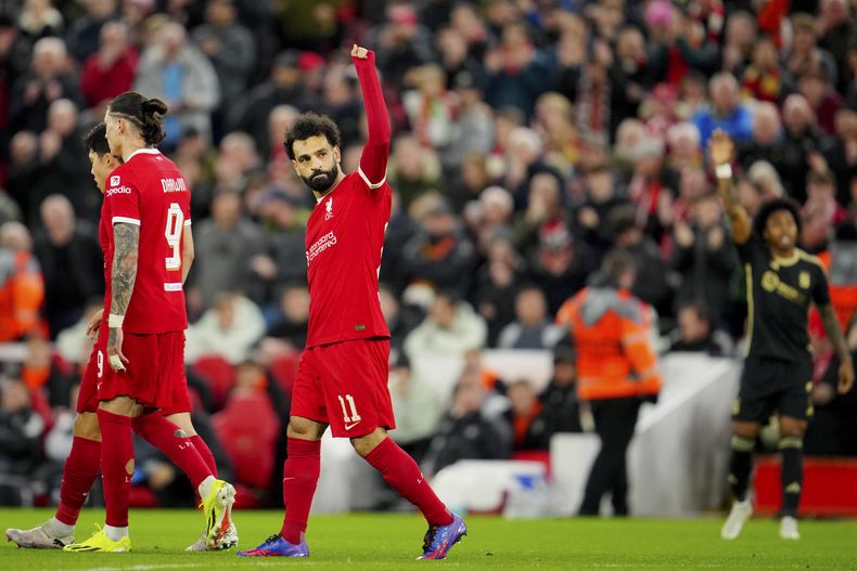 Mohamed Salah del Liverpool celebra tras anotar el tercer gol de su equipo en el duelo de vuelta de los octavos de final de la Liga Europa ante el Sparta Prague en el Estadio Anfield el jueves 14 de marzo del 2024. (AP Foto/Jon Super)