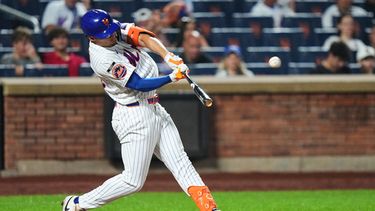 Tyrone Taylor, de los Mets de Nueva York, conecta un jonrón de tres carreras durante la séptima entrada de un partido de béisbol contra los Bravos de Atlanta el lunes 27 de julio de 2026, en Nueva York. (Foto AP/Frank Franklin II)