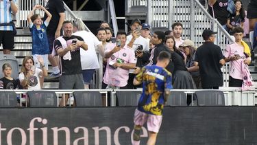 Un grupo de hinchas observan mientras Lionel Messi del Inter Miami calienta previo a un partido de la MLS contra Toronto FC, el miércoles 20 de septiembre de 2023, en Fort Lauderdale. (AP Foto/Wilfredo Lee)