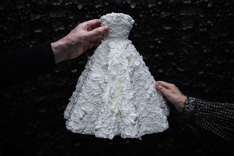 Una pieza de la exposición Sleeping Beauties: Reawakening Fashion inaugurada en la gala del Instituto del Vestido del Museo Metropolitano de Arte el sábado 4 de mayo de 2024, en Nueva York. (Foto AP/Julia Nikhinson)
