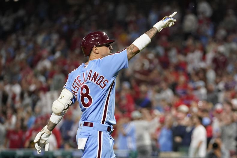 Nick Castellanos, de los Filis de Filadelfia, festeja luego de batear un jonrón en el duelo del jueves 21 de septiembre de 2023, ante los Mets de Nueva York (AP Foto/Matt Slocum)