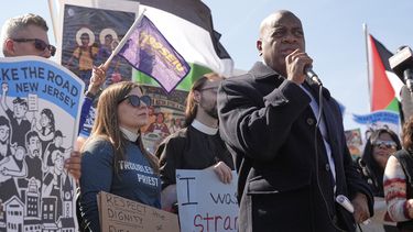 El alcalde de Newark y candidato a gobernador, Ras Baraka, habla durante una protesta frente a Delaney Hall, el sitio propuesto para un centro de detención de inmigrantes, en Newark, Nueva Jersey, el martes 11 de marzo de 2025. (AP Foto/Seth Wenig)