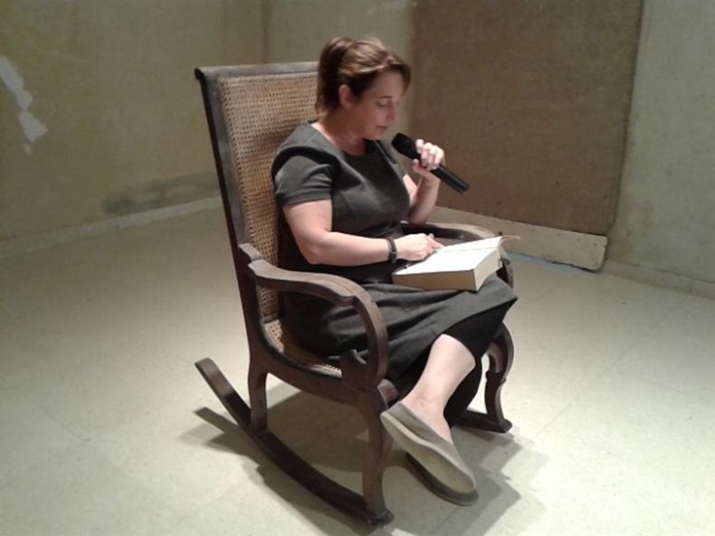 Dos agentes de la Seguridad del Estado se acercaron esta mañana para amenazar a Bruguera a propósito de su nuevo performance.&nbsp;