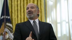 El nominado a secretario de Comercio, Howard Lutnick, habla en el Despacho Oval de la Casa Blanca, luego de que el presidente Donald Trump firmó una orden ejecutiva, el jueves 13 de febrero de 2025, en Washington. (AP Foto/Ben Curtis)