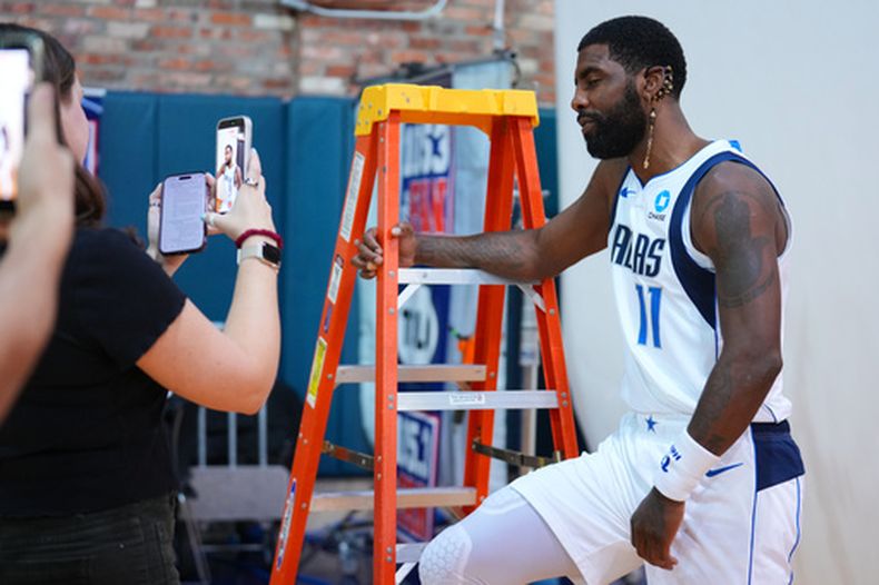 El base de los Mavericks de Dallas, Kyrie Irving, es entrevistado durante el día de medios de baloncesto de la NBA de su equipo, el 25 de septiembre de 2026, en Dallas. (Foto AP/Julio Cortez)