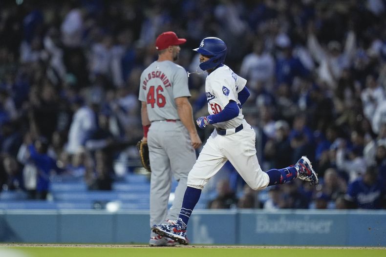 Mookie Betts, de los Dodgers de Los Ángeles, recorre las bases luego de conectar un jonrón en el juego ante los Cardenales de San Luis, el viernes 29 de marzo de 2024 (AP Foto/Jae C. Hong)