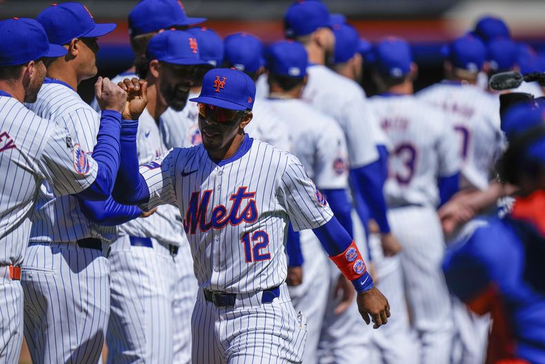 Francisco Lindor de los Mets de Nueva York saluda a sus compañeros antes del encuentro ante los Cerveceros de Milwaukee el viernes 29 de marzo del 2024. (AP Foto/Frank Franklin II)