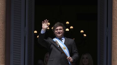 El recién juramentado presidente de Argentina, Javier Milei, saluda a sus partidarios desde el balcón de la casa de gobierno en Buenos Aires, Argentina, el domingo 10 de diciembre de 2023. (AP Foto/Matilde Campodonico)