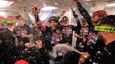 El pelotero Ángel Martínez, de los Guardianes de Cleveland (centro), celebra con sus compañeros tras asegurar un puesto en la postemporada luego de un partido de béisbol contra los Medias Rojas de Boston, el 24 de septiembre de 2026, en Boston. (Foto AP/Charles Krupa)