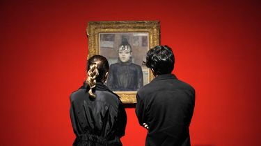Dos visitantes observan una pintura del artista francés Henri de Toulouse-Lautrec, parte de una exposición titulada Cara a cara que presenta más de 120 obras de artistas del mundo moderno y de pintores iraníes en el Museo de Arte Contemporáneo de Teherán, el jueves 21 de noviembre de 2024, en Teherán. (AP Foto/Vahid Salemi)