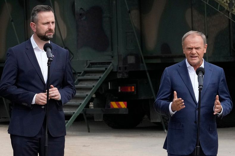 El primer ministro polaco Donald Tusk (d) y el ministro de Defensa Wladyslaw Kosiniak-Kamysz visitan tropas que patrullan la frontera con Bielorrusia, en Dubicze Cerkiewna, Polonia, el 29 de mayo del 2024. (AP foto/Czarek Sokolowski)