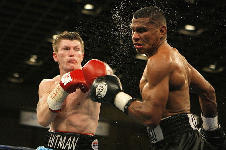 ARCHIVO - Foto del 20 de enero del 2007, el británico Ricky Hatton leda un golpe al colombian Juan Urango en la cuarta ronda de la pelea por el título welter de la FIB. (AP Foto/ Jae C. Hong, Archivo)