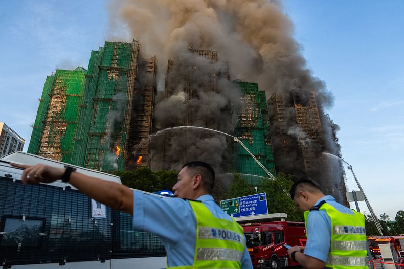 Trabajadores de emergencias trabajan en el lugar de un incendio en Wang Fuk Court, un complejo residencial en el distrito de Tai Po en los Nuevos Terrritorios de Hong Kong, el miércoles 26 de noviembre de 2025. (AP Foto/Chan Long Hei)