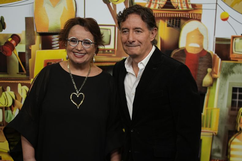 Roberto Gómez, derecha, y Paulina Gómez posan en la alfombra roja para promover la serie Chespirito: Sin querer queriendo en la Ciudad de México el martes 3 de junio de 2025. (Foto AP/Fernando Llano)