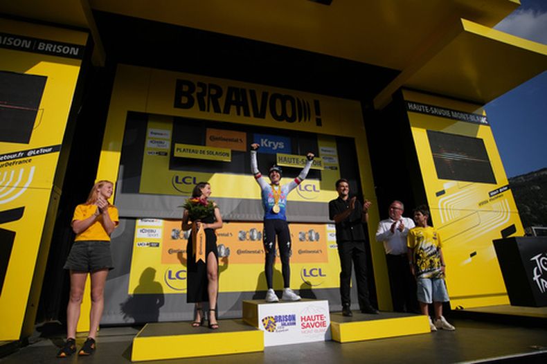 El belga Remco Evenepoel celebra en el podio tras ganar la 15ma etapa del Tour de Francia en Plateau de Solaison el domingo 19 de julio del 2026. (AP Foto/Mosaab Elshamy)
