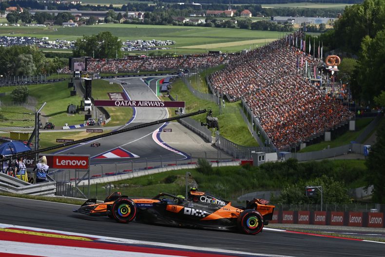 El piloto de McLaren Lando Norris, de Gran Bretaña, en acción durante la clasificación en el circuito Red Bull Ring, antes del Gran Premio de Austria de Fórmula Uno en Spielberg, Austria, el sábado 28 de junio de 2025. (AP Photo/Denes Erdos)