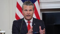 El secretario de Defensa de Estados Unidos, Pete Hegseth, responde a una pregunta de un periodista durante una mesa redonda sobre cárteles criminales en la sala de Cenas de Estado de la Casa Blanca, el jueves 23 de octubre de 2025 en Washington. (AP Foto/Evan Vucci) El secretario de Defensa de Estados Unidos, Pete Hegseth, responde a una pregunta de un periodista durante una mesa redonda sobre cárteles criminales en la sala de Cenas de Estado de la Casa Blanca, el jueves 23 de octubre de 2025 en Washington. (AP Foto/Evan Vucci)