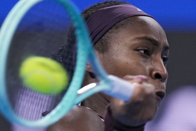 Coco Gauff devuelve ante Yuliia Starodubtseva en los cuartos de final del Abierto de China, el jueves 3 de octubre de 2024, en Beijing. (AP Foto/Andy Wong)