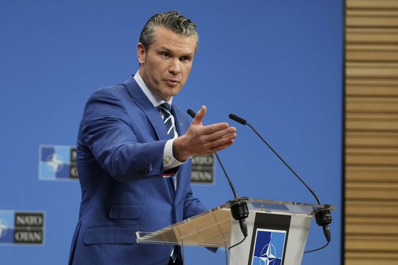 El secretario de Defensa de EEUU, Pete Hegseth, habla durante una conferencia de prensa en la sede de la OTAN en Bruselas, el 13 de febrero de 2025. (AP Foto/Virginia Mayo, Archivo)