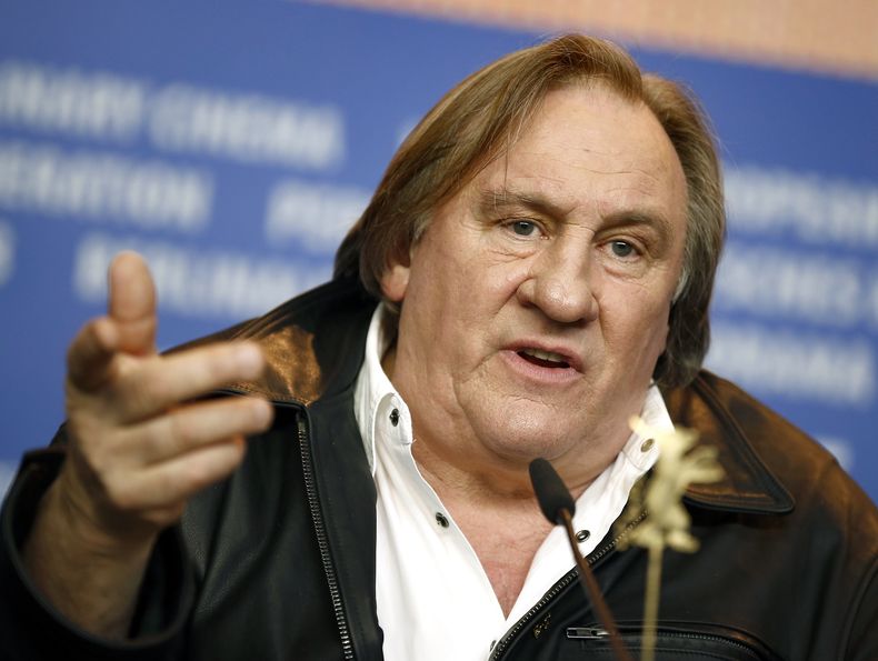 ARCHIVO - El actor Gerard Depardieu se dirige a los medios durante la conferencia de prensa de la película Saint Amour en la Berlinale 2016 en Berlín, Alemania, el 19 de febrero de 2016. Medios franceses informan que la policía ha citado al actor Gérard Depardieu para interrogarlo sobre acusaciones hechas por dos mujeres de que las agredió sexualmente en sets de filmación. La emisora BFMTV y el diario Le Parisien informaron que el actor de 75 años fue citado para un interrogatorio policial en París el lunes 29 de abril de 2024. (Foto AP/Axel Schmidt, archivo)