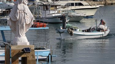 Pescadores llegan en sus bote al puerto en Tire, en el sur del Líbano, el viernes 29 de noviembre de 2024. (AP Foto/Hussein Malla)