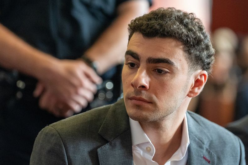 Luigi Mangione en el tribunal de Nueva York el 11 de agosto del 2026. (David Dee Delgado/Pool Photo via AP)