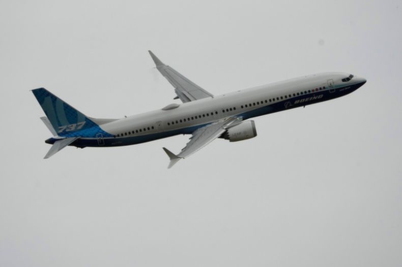 ARCHIVO - El Boeing 737 MAX 10 realiza un vuelo de demostración en el Paris Air Show en Le Bourget, en el norte de Paris, Francia, el 19 de junio de 2023. (AP Foto/Lewis Joly, Archivo)
