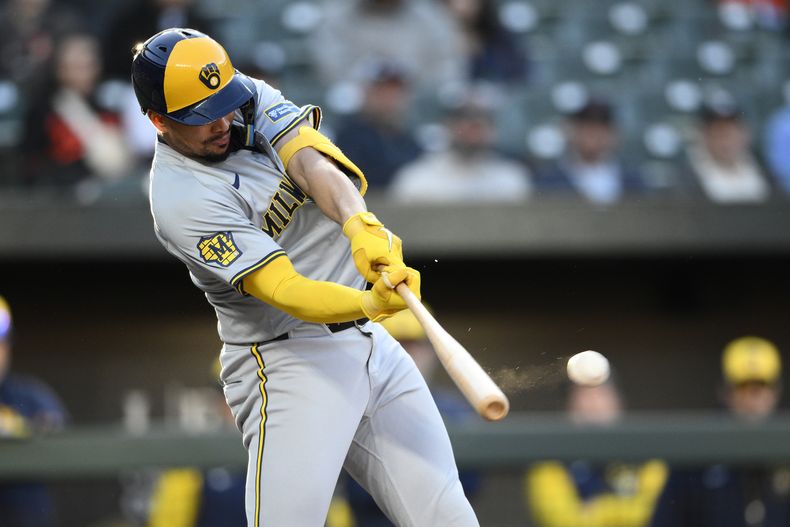 El dominicano Willy Adames, de los Cerveceros de Milwaukee, batea un doble de dos carreras ante los Orioles de Baltimore, el sábado 13 de abril de 2024 (AP Foto/Nick Wass)
