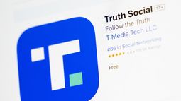 ARCHIVO – La pantalla de descarga de la aplicación Truth Social en una computadora portátil, el 20 de marzo de 2024, en Nueva York. (AP Foto/John Minchillo, Archivo)