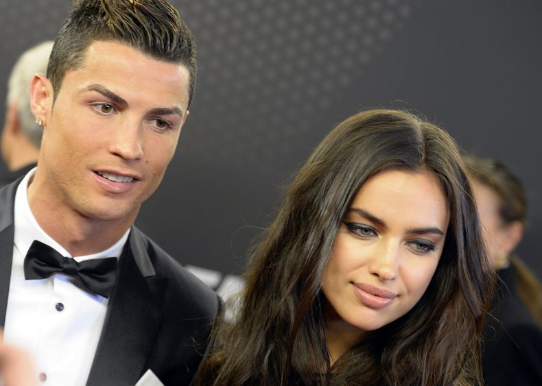 Crisitano Ronaldo y su esposa, la modelo rusa Irina Shayk, durante la ceremonia en que el portugu&eacute;s recibi&oacute; el Bal&oacute;n de Oro al Jugador del A&ntilde;o de la FIFA el 13 de enero del 2014 en Zurich. (AP Photo/Keystone,Walter Bieri)