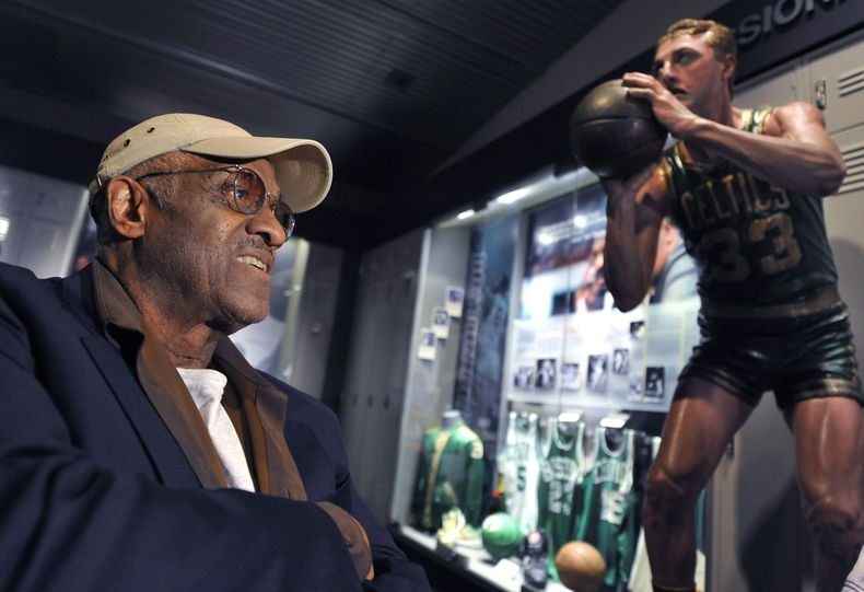 ARCHIVO - Foto del 6 de septiembre del 2012, el exjugador de la NBA Chet Walker en entrevista en el Salón de la Fama en Springfield, Massachusetts. El sábado 8 de junio del 2024, fallece Walker a los 84 años. (AP Foto/Jessica Hill, Archivo)