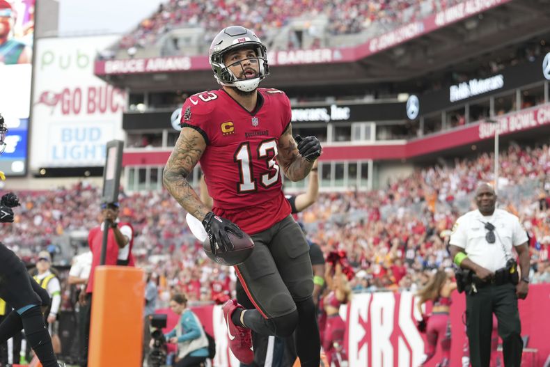 ARCHIVO - El wide receiver de los Buccaneers de Tampa Bay Mike Evans (13) mira hacia las gradas luego de su anotación en la primera mitad del juego de la NFL ante los Jaguars de Jacksonville, el domingo 24 de diciembre de 2023, en Tampa, Florida. (AP Photo/Peter Joneleit, Archivo)