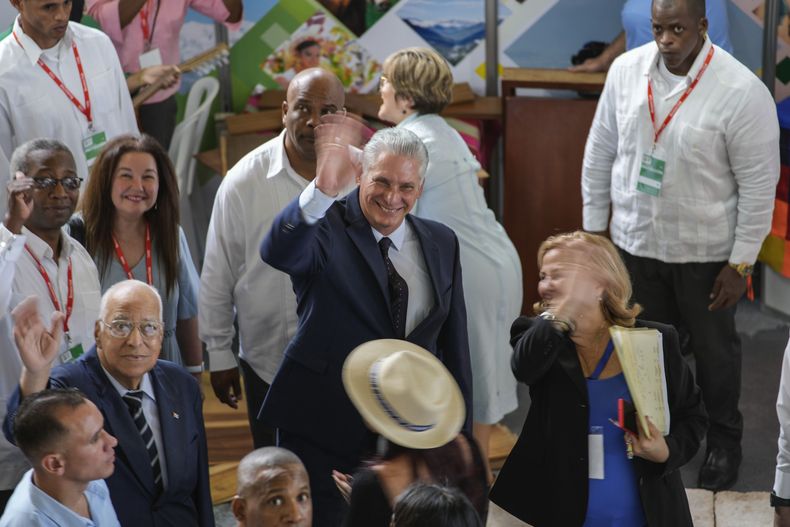 El presidente cubano Miguel Díaz-Canel, al centro, saluda en la ceremonia de apertura de la 39a Feria Internacional de La Habana, el lunes 6 de noviembre de 2023, en Cuba. La nación isleña busca atraer capital extranjero, en medio de una fuerte crisis económica y de las sanciones de Estados Unidos. (AP Foto/Ramón Espinosa)