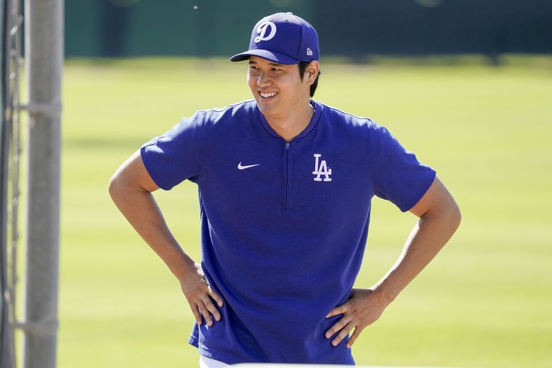 El bateador designado de los Dodgers de Los Ángeles, Shohei Ohtani, participa en los entrenamientos de béisbol de los entrenamientos de primavera en Camelback Ranch en Phoenix, el miércoles 13 de marzo de 2024. (Foto AP/Darryl Webb)