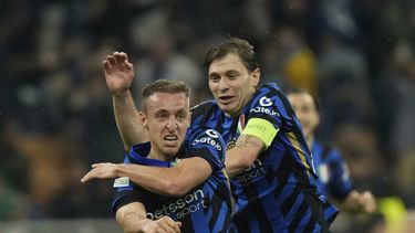 Davide Frattesi (izquierda) anota el cuarto gol del Inter de Milán ante el Barcelona en la vuelta de las semifinales de la Liga de Campeones, el martes 6 de mayo de 2025, en Milán. (AP Foto/Luca Bruno)