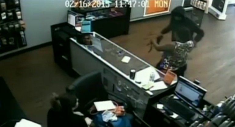 Ladrones a punta de pistola roban en una tienda de celulares y atan con una cinta  a sus victimas