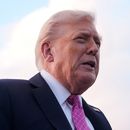 El presidente Donald Trump habla con periodistas tras su llegada en el Air Force One al Aeropuerto Internacional de Palm Beach, el viernes 17 de octubre de 2025, en West Palm Beach, Florida. (AP Foto/Mark Schiefelbein).