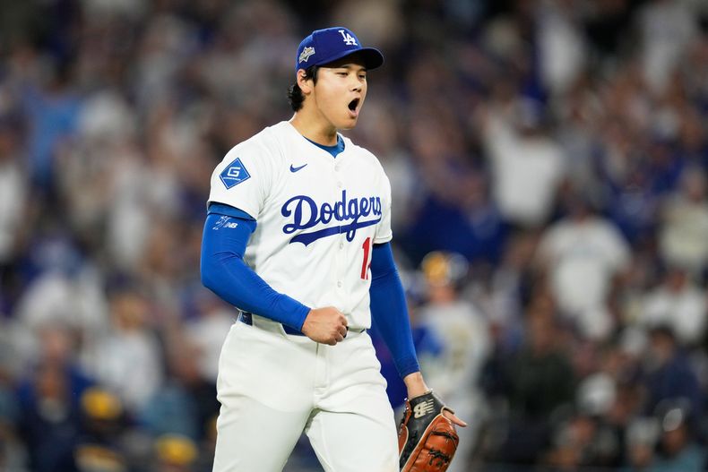 El japonés Shohei Ohtani, de los Dodgers de Los Ángeles, festeja tras resolver la parte alta de la tercera entrada durante el cuarto juego de la Serie de Campeonato de la Liga Nacional ante los Cerveceros de Milwaukee, el viernes 17 de octubre de 2025 (AP Foto/Ashley Landis)
