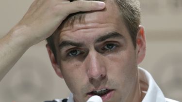 americateve | El capit&aacute;n de la selecci&oacute;n alemana, Philipp Lahm, en conferencia de prensa en Porto Seguro, Brasil, el 10 de junio del 2014. Al d&iacute;a siguiente, Bayern Munich inform&oacute; que Lahm y su compa&ntilde;ero Thomas Mueller firmaron extensi